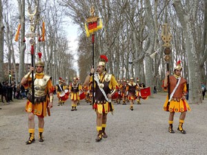 75&egrave; aniversari Associaci&oacute; de Jes&uacute;s Crucificat - Manaies de Girona. Vexillatio Gerundensis. Desfilada de 781 manaies pels carrers de Girona