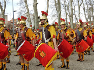 75&egrave; aniversari Associaci&oacute; de Jes&uacute;s Crucificat - Manaies de Girona. Vexillatio Gerundensis. Desfilada de 781 manaies pels carrers de Girona