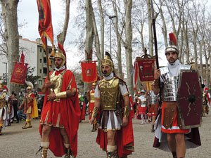 75&egrave; aniversari Associaci&oacute; de Jes&uacute;s Crucificat - Manaies de Girona. Vexillatio Gerundensis. Desfilada de 781 manaies pels carrers de Girona