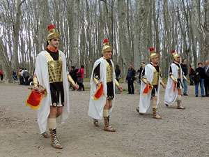 75&egrave; aniversari Associaci&oacute; de Jes&uacute;s Crucificat - Manaies de Girona. Vexillatio Gerundensis. Desfilada de 781 manaies pels carrers de Girona