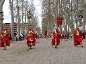 75&egrave; aniversari Associaci&oacute; de Jes&uacute;s Crucificat - Manaies de Girona. Vexillatio Gerundensis. Desfilada de 781 manaies pels carrers de Girona