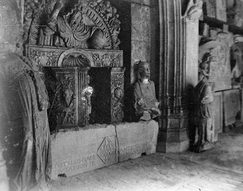 Detall de les obres exposades al claustre del monestir de Sant Pere de Galligants, seu del Museu Arqueol&ograve;gic