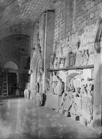 Galeria del claustre de Sant Pere de Galligants amb diferents restes escult&ograve;riques exposades