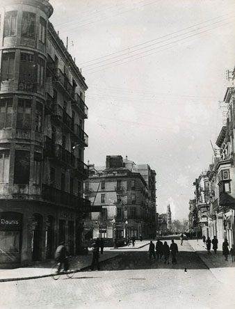 La pla&ccedil;a Marqu&egrave;s de Camps i carrer Santa Eug&egrave;nia. Al fons apareix la Casa Teixidor, coneguda popularment com la Punxa. A primer pla i a l'esquerra, la farm&agrave;cia Caldelas