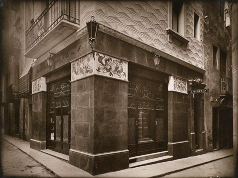 Exterior de la farm&agrave;cia Ribas a la pla&ccedil;a de les Castanyes