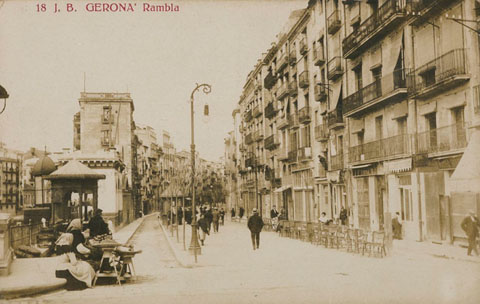 Rambla De la Llibertat. A la dreta, la farm&agrave;cia Riera