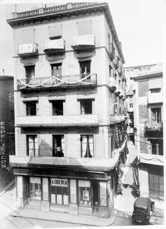 Fa&ccedil;ana d'un bloc de pisos, situat a la pla&ccedil;a de l'Oli. A la planta baixa hi ha la f&agrave;rm�cia Roca