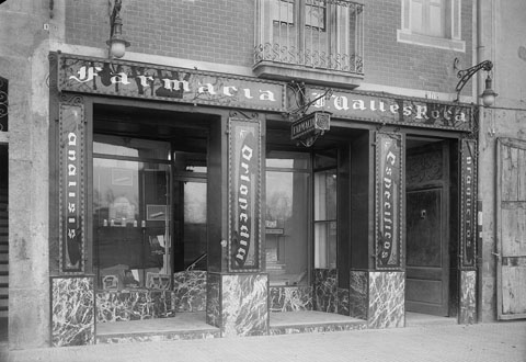 Fa&ccedil;ana de la farm&agrave;cia J.Vall&eacute;s Roca, al carrer del Carme