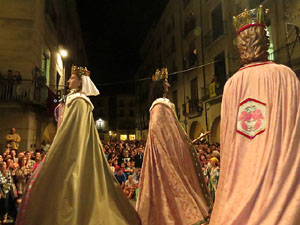 Fires de Girona 2014. Ballades de capgrossos, gegants i &Agrave;guila de la ciutat a la pla&ccedil;a del Vi