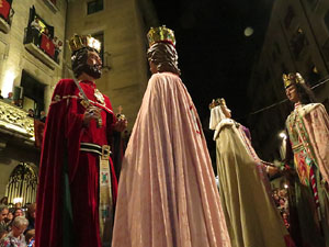 Fires de Girona 2014. Ballades de capgrossos, gegants i &Agrave;guila de la ciutat a la pla&ccedil;a del Vi