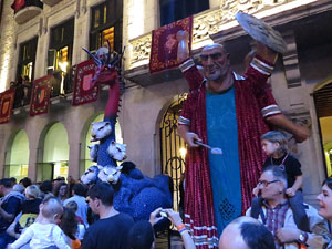 Fires de Girona 2014. Ballades de capgrossos, gegants i &Agrave;guila de la ciutat a la pla&ccedil;a del Vi
