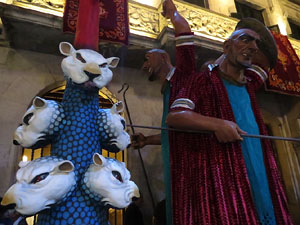 Fires de Girona 2014. Ballades de capgrossos, gegants i &Agrave;guila de la ciutat a la pla&ccedil;a del Vi