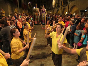 Fires de Girona 2014. Ballades de capgrossos, gegants i &Agrave;guila de la ciutat a la pla&ccedil;a del Vi