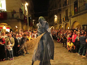 Fires de Girona 2014. Ballades de capgrossos, gegants i &Agrave;guila de la ciutat a la pla&ccedil;a del Vi