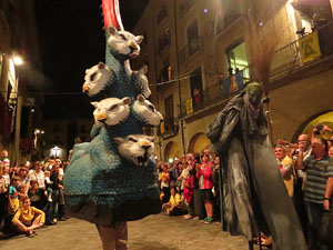 Fires de Girona 2014. Ballades de capgrossos, gegants i &Agrave;guila de la ciutat a la pla&ccedil;a del Vi
