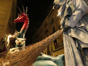 Fires de Girona 2014. Ballades de capgrossos, gegants i &Agrave;guila de la ciutat a la pla&ccedil;a del Vi