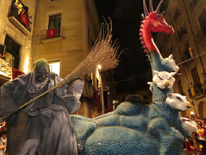 Fires de Girona 2014. Ballades de capgrossos, gegants i &Agrave;guila de la ciutat a la pla&ccedil;a del Vi