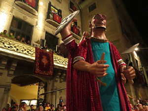 Fires de Girona 2014. Ballades de capgrossos, gegants i &Agrave;guila de la ciutat a la pla&ccedil;a del Vi