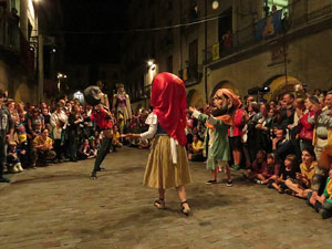 Fires de Girona 2014. Ballades de capgrossos, gegants i &Agrave;guila de la ciutat a la pla&ccedil;a del Vi