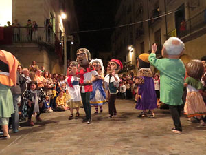 Fires de Girona 2014. Ballades de capgrossos, gegants i &Agrave;guila de la ciutat a la pla&ccedil;a del Vi