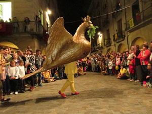 Fires de Girona 2014. Ballades de capgrossos, gegants i &Agrave;guila de la ciutat a la pla&ccedil;a del Vi