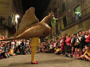 Fires de Girona 2014. Ballades de capgrossos, gegants i &Agrave;guila de la ciutat a la pla&ccedil;a del Vi