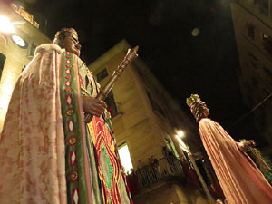 Fires de Girona 2014. Ballades de capgrossos, gegants i &Agrave;guila de la ciutat a la pla&ccedil;a del Vi