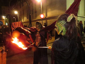 Fires de Girona 2014. Espectacle la bella i les b&egrave;sties, a c&agrave;rrec de Carros de Foc