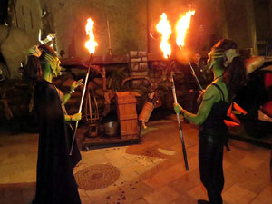Fires de Girona 2014. Espectacle la bella i les b&egrave;sties, a c&agrave;rrec de Carros de Foc