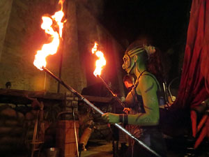 Fires de Girona 2014. Espectacle la bella i les b&egrave;sties, a c&agrave;rrec de Carros de Foc