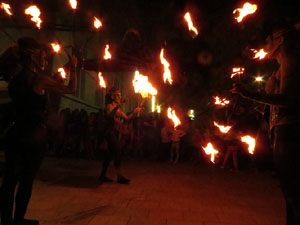 Fires de Girona 2014. Espectacle la bella i les b&egrave;sties, a c&agrave;rrec de Carros de Foc
