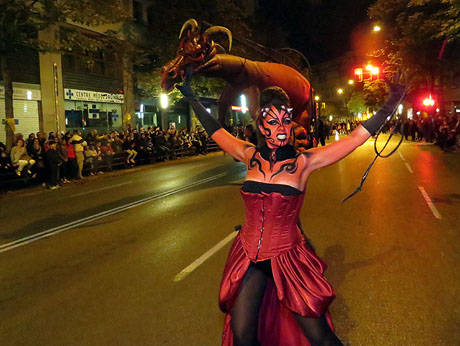 Fires de Girona 2014. Espectacle la bella i les b&egrave;sties, a c&agrave;rrec de Carros de Foc