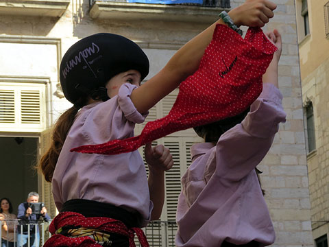 Euf&ograve;ria dels Minyons de Terrasa pels castells de 10 pisos carregat i descarregat a la pla&ccedil;a del Vi