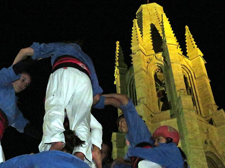 Fires de Girona 2014. Castells de vigilia a c&agrave;rrec de Marrecs de Salt i Castellers de Badalona