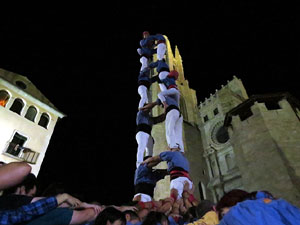 Fires de Girona 2014. Castells de vigilia a c&agrave;rrec de Marrecs de Salt i Castellers de Badalona