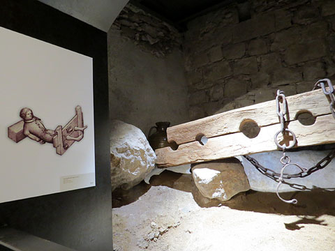 Cep procedent del castell de Foix&agrave;. Fusta i ferro. Segles XIV? - XVI?. Imatge de l'exposici&oacute;