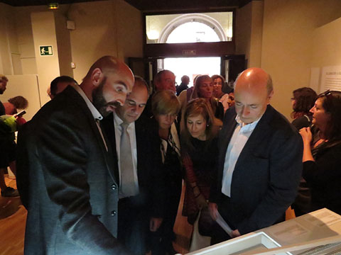 Visita inaugural a l'exposici&oacute;