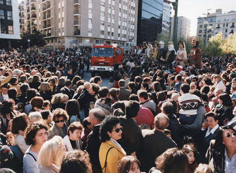 Bateig del gegant&oacute; Narc&iacute; a la pla&ccedil;a de la Constituci&oacute; durant les Fires de Sant Narc&iacute;s 1995