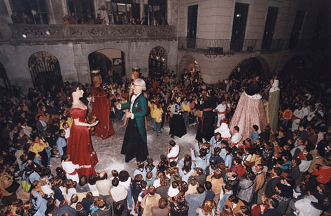 Inauguraci&oacute; de les Fires de Sant Narc&iacute;s a la pla&ccedil;a del Vi. Entre els gegants d'en Cugat i la Musa, i  en F&egrave;lix i l'&Agrave;ngels, s'observen els gegantons en Narc&iacute;s i la Maria