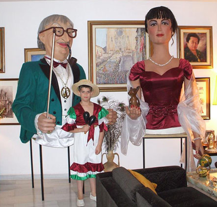 Els gegants Cugat i la Musa amb un dels seus acompanyants