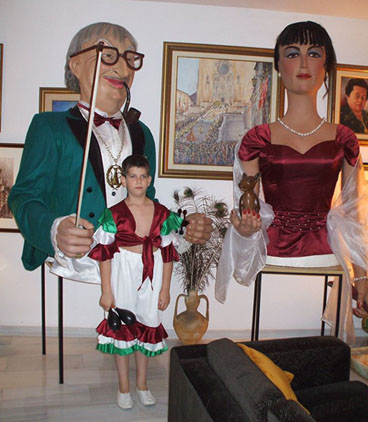 Els gegants Cugat i la Musa amb un dels seus acompanyants