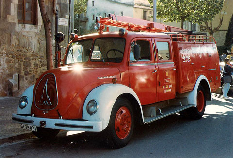 Antic cami&oacute; dels bombers de Girona, un Magyrus, cedit per al bateig del gegant&oacute;, a la pla&ccedil;a de Sant Feliu