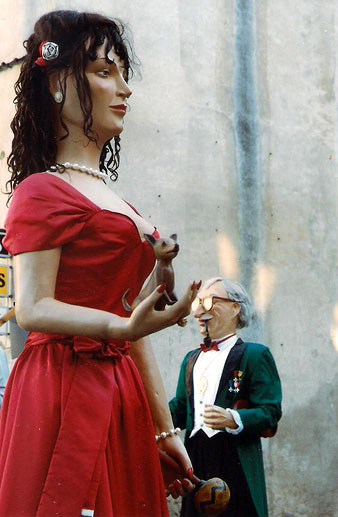 Els gegants d'en Xavier Cugat i la seva Musa, a la pla&ccedil;a de Sant Feliu