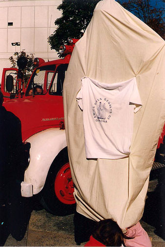 El gegant&oacute; Narc&iacute;s Bomber, cobert abans del bateig, a la pla&ccedil;a de la Constituci&oacute; durant les Fires de 1995