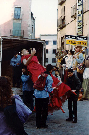 Desc&agrave;rrega de la geganta Musa d'en Cugat, a la pla&ccedil;a de Sant Feliu
