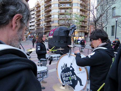 Cercavila amb Girona Marxing Band i la Mula Baba de l'Associaci&oacute; Baba Babarota