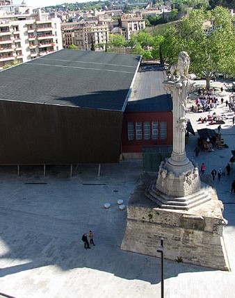 Vista actual del Mercat del Lle&oacute, amb el monument dels defensors de Girona 1808-1809 en primer terme