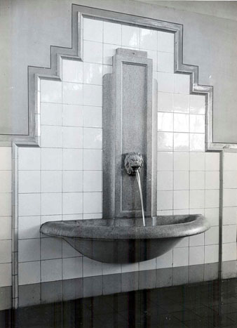 Font a l'interior de l'edifici del Mercat Municipal. 1945