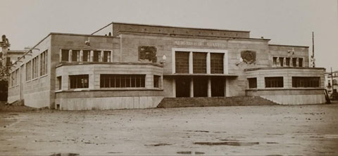 El Mercat del Lle&oacute; poc despr&eacute;s de la seva construcci&oacute;, el 1945