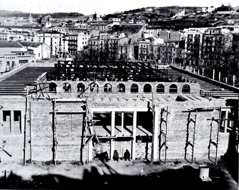 El Mercat del Lle&oacute; durant la seva construcci&oacute;
